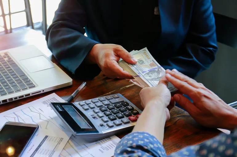 كم الحد الأعلى لاقتطاع القروض من الراتب في السعودية؟